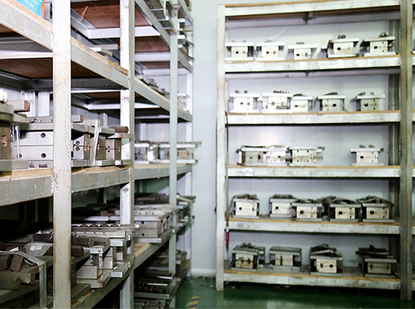 數(shù)據(jù)線(xiàn)模具