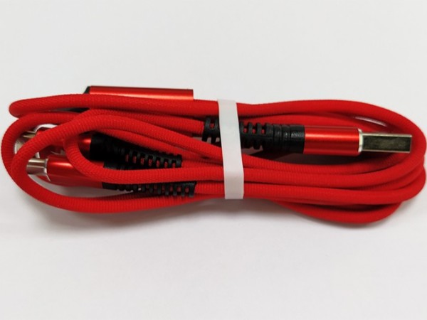 3A大電流，一拖三數(shù)據(jù)線，一次給三部手機快速充電